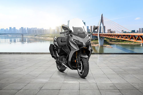 Tampak depan serong atas Yamaha Tmax