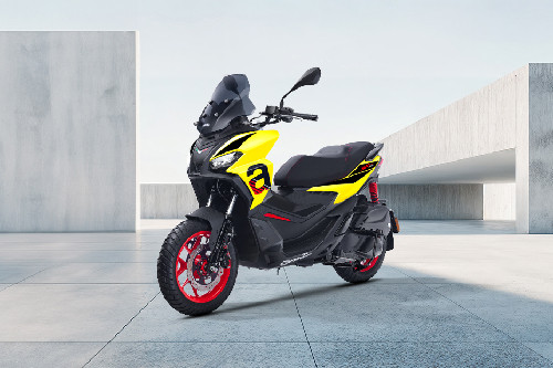 Slant Front View Full Image Aprilia SR-GT SPORT 200 Slant Front View Full Image