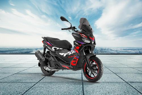 Tampak belakang serong Tampak belakang serong Aprilia SR-GT Replica