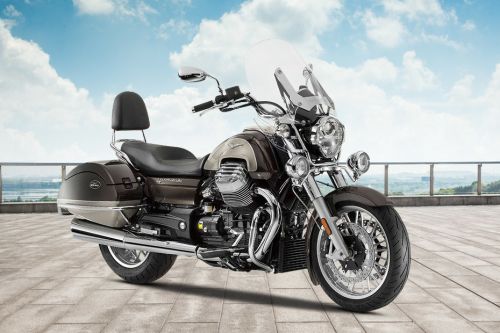 Tampak belakang serong Moto Guzzi California Touring SE