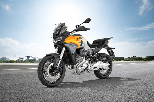 Tampak depan serong Tampak depan serong Moto Guzzi Stelvio