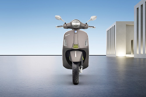 Front View Full Image Vespa GTS 300 Super Tech Front View Full Image
