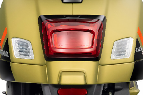 Tampak samping ruang bagasi Vespa GTS Super Sport 150 