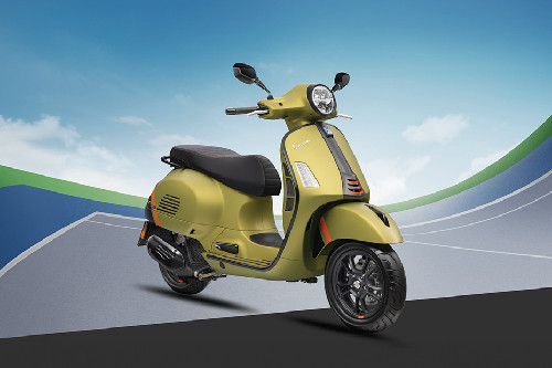 Slant Rear View Full Image Vespa GTS Super Sport 150  Slant Rear View Full Image