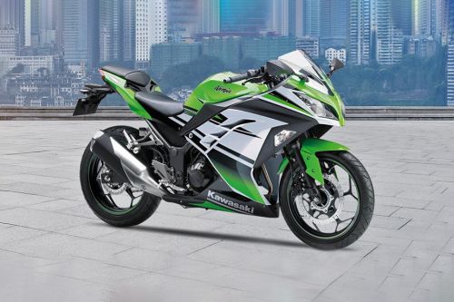 Tampak belakang serong Kawasaki Ninja 300