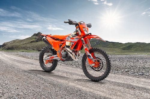 Tampak belakang serong Tampak belakang serong KTM 300 XC-W Hardenduro