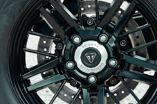 Rem belakang Triumph Rocket 3