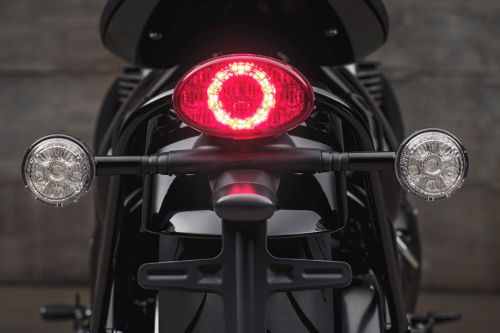 Plat nomor Triumph Bonneville Bobber