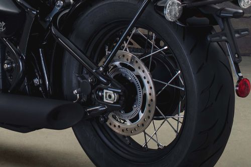 Rem belakang Triumph Bonneville Bobber