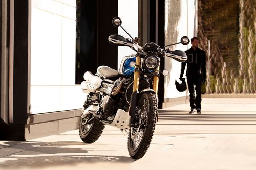 Tampak depan serong atas Triumph Scrambler 1200