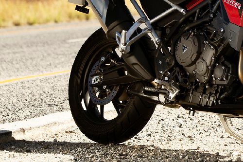 ban belakang Triumph Tiger 900