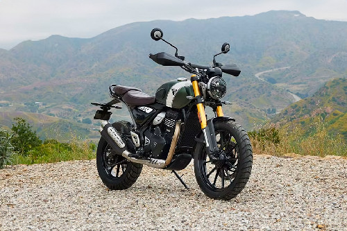 Tampak belakang serong Triumph Scrambler 400 X