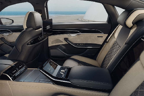 Kursi belakang Audi A8 L