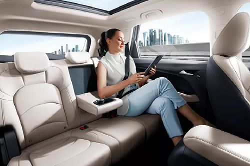 Kursi belakang Wuling Almaz Hybrid