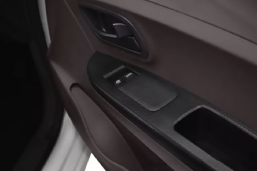 Pengendali di pintu sisi pengemudi Formo Max