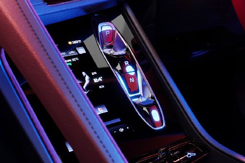 konsol tengah Cyberster