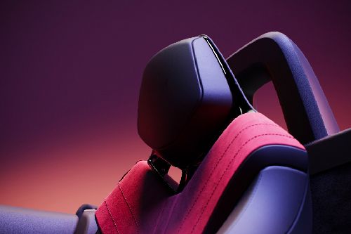 Head rese kursi depan Cyberster