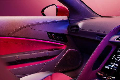 Tampak sisi penumpang Cyberster