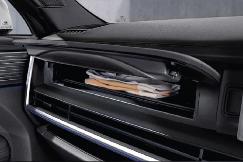 Glove box terbuka Hyundai Santa Fe