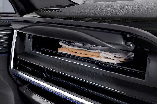 Glove box terbuka Hyundai Santa Fe