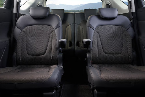 Kursi belakang Hyundai Stargazer Cartenz