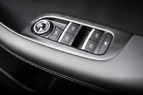 Pengendali di pintu sisi pengemudi Tiggo Cross