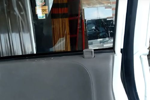 Handle pintu dalam Isuzu Traga