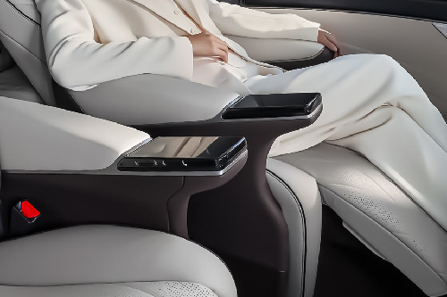 Arm rest belakang Denza D9