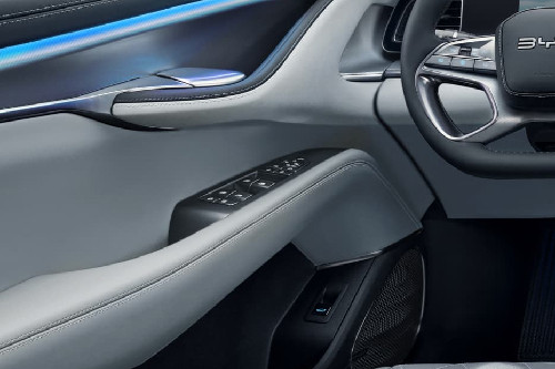 Pengendali di pintu sisi pengemudi Sealion 7