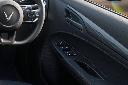 Pengendali di pintu sisi pengemudi VF 5