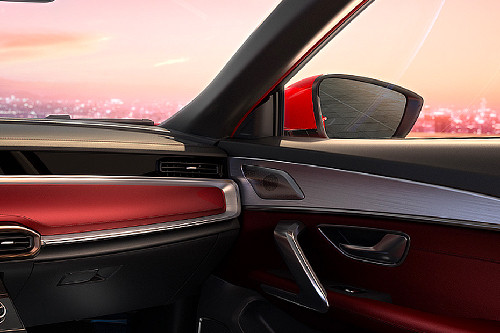 Tampak sisi penumpang X70 Plus