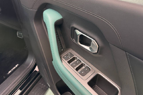Pengendali di pintu sisi pengemudi T1