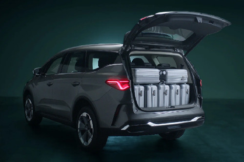 Bagasi L8 EV terbuka