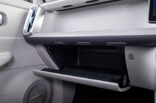 Glove box terbuka Leapmotor B10
