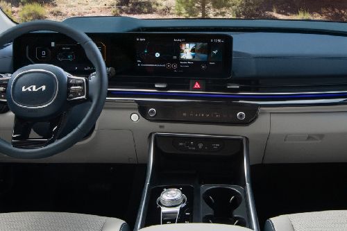 konsol tengah Grand Carnival