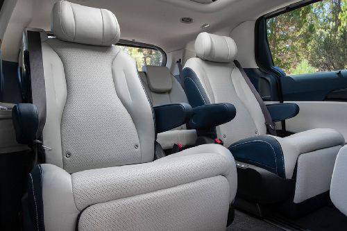 Kursi belakang Kia Grand Carnival