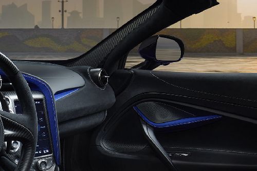 Tampak sisi penumpang 720S Spider