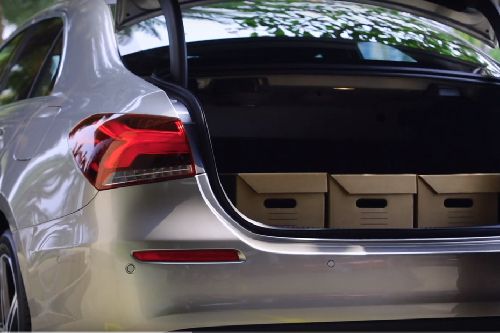 Tampak bagasi A-Class Sedan terbuka