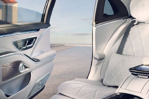Tampak Kanan Pintu Terbuk Mercedes Benz Maybach S-Class