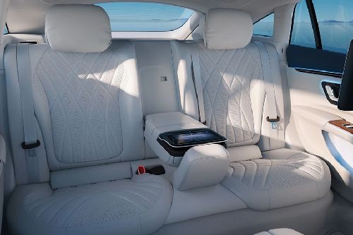 Kursi belakang Mercedes Benz EQE