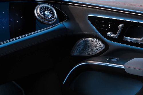 Tampak sisi penumpang EQS