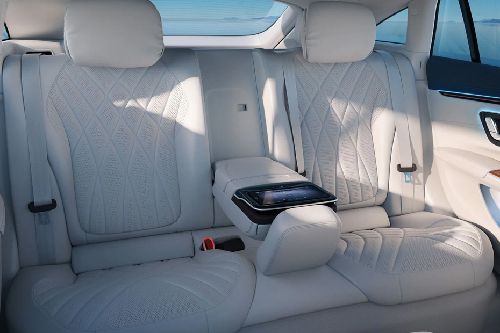 Kursi belakang Mercedes Benz EQS
