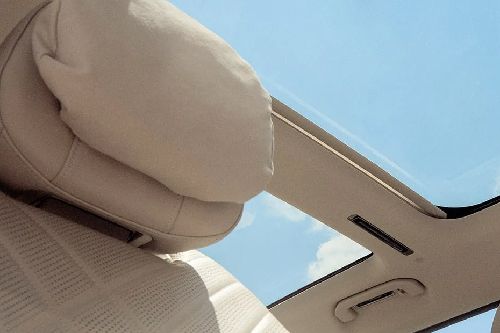 Head rese kursi depan EQS SUV