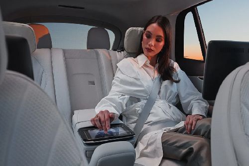 Kursi belakang Mercedes Benz EQS SUV