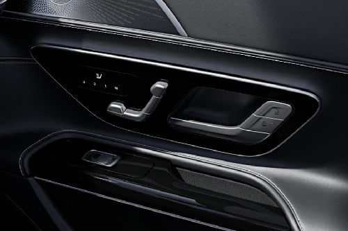 Handle pintu dalam Mercedes Benz AMG GT