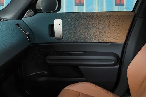 door handle interior of MINI Electric Countryman