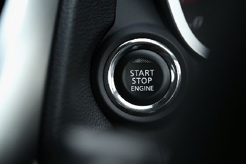Tombol start-stop mesin Mitsubishi Fronte