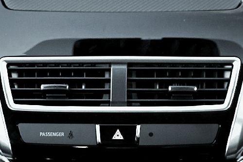 Ventilasi AC depan Eclipse Cross