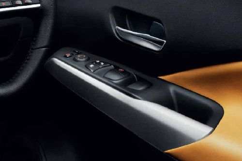 Pengendali di pintu sisi pengemudi Kicks e-Power