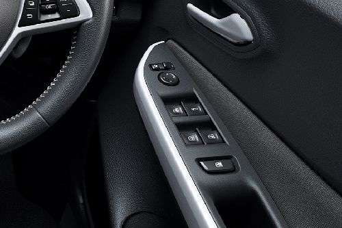 Pengendali di pintu sisi pengemudi Magnite